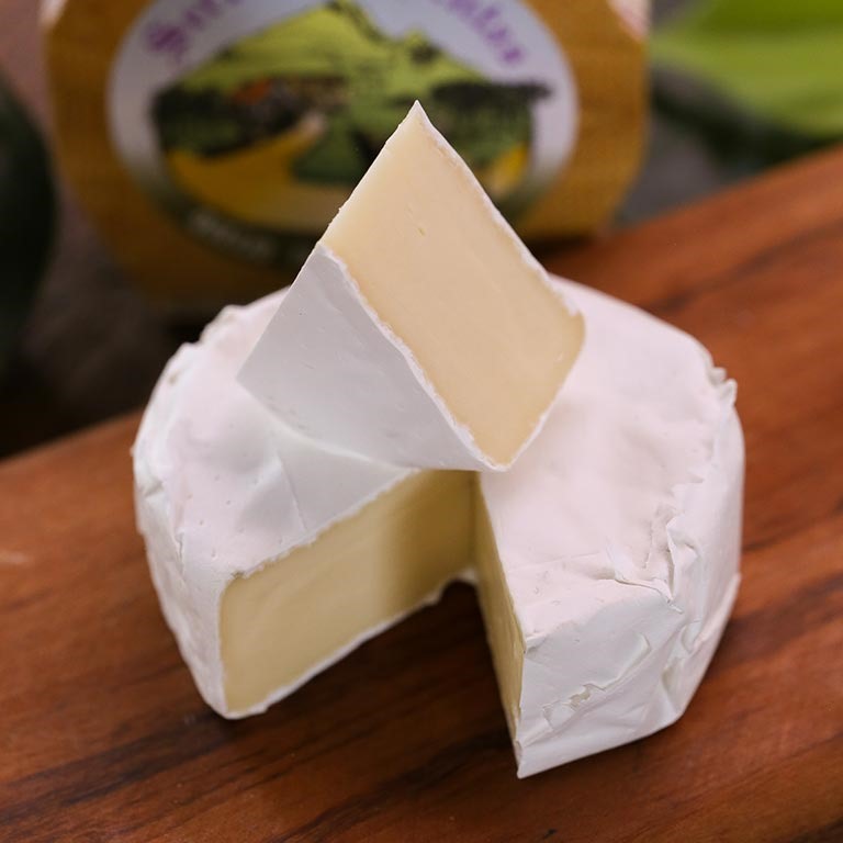 Queijo com uma fatia cortada em cima